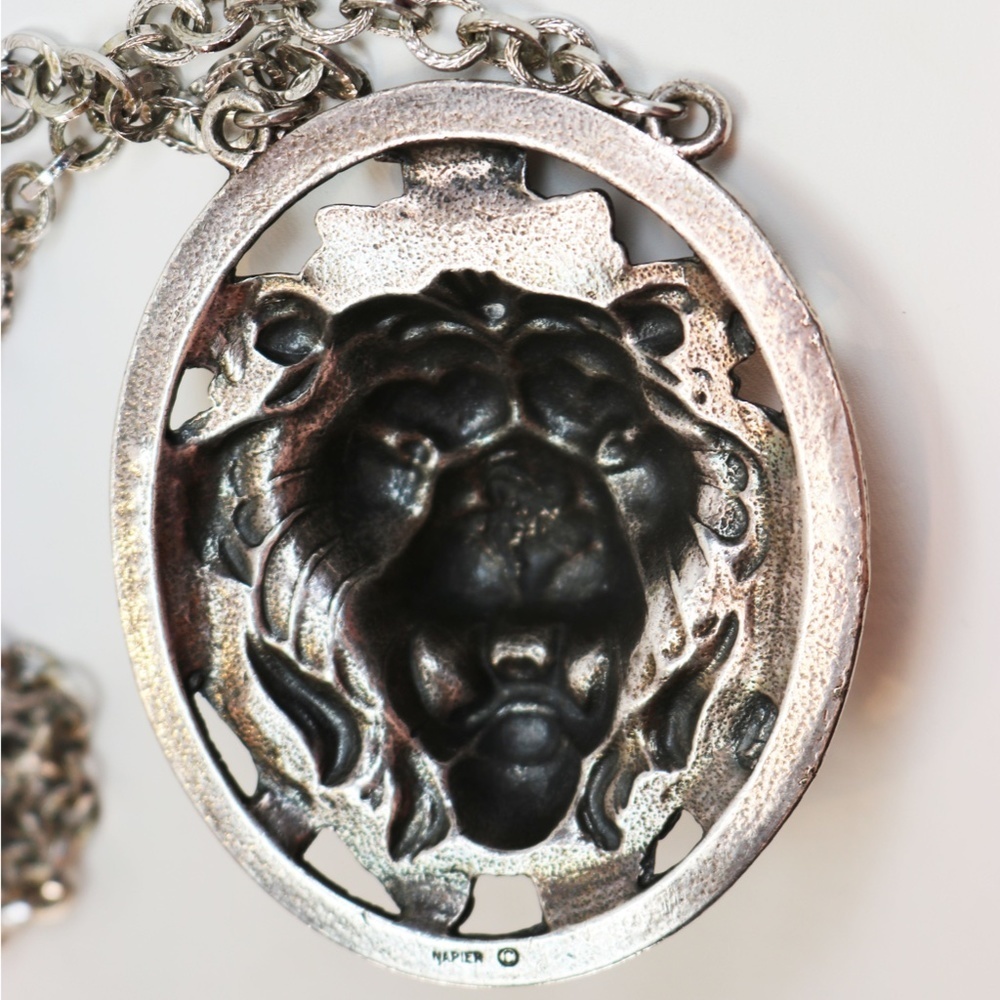 🎊 HOST PICK 🎉Vintage Napier Lion's Head Necklace - Picture 7 of 8